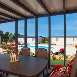 Üdülőpark Adria Mobile Homes In Kastanija, Novigrad Istria